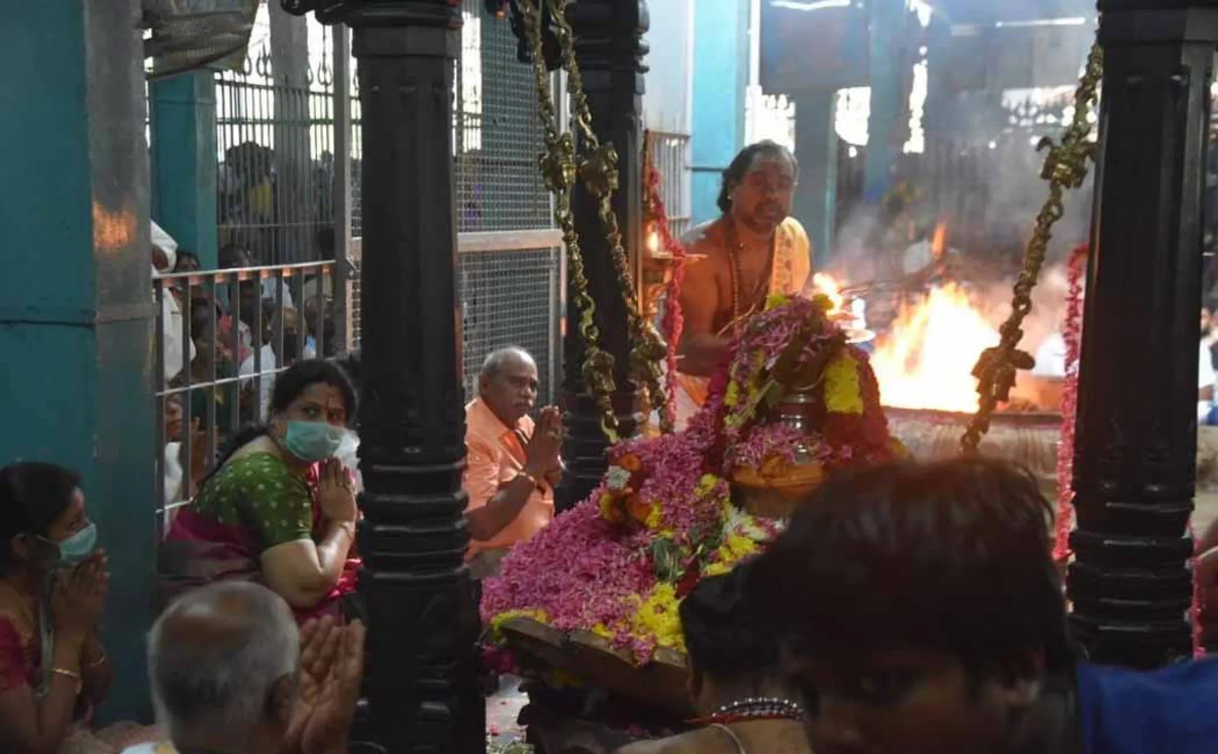 ADMK LEADER AND TN CM WIFE SPECIAL POOJA AT KUMBAKONAM TEMPLE 