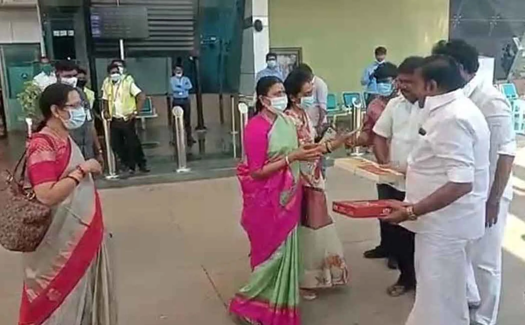 dmk volunteers received stalin in trichy airport