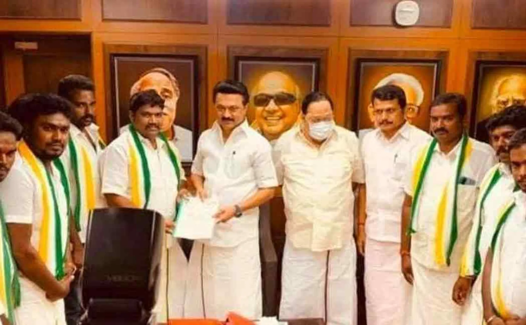 Vettuva gounder people show's their supports to DMK 