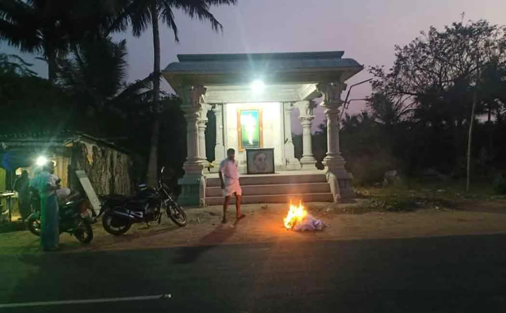 Puthukottai district ADMK member condemn ADMK aalangudi candidate  