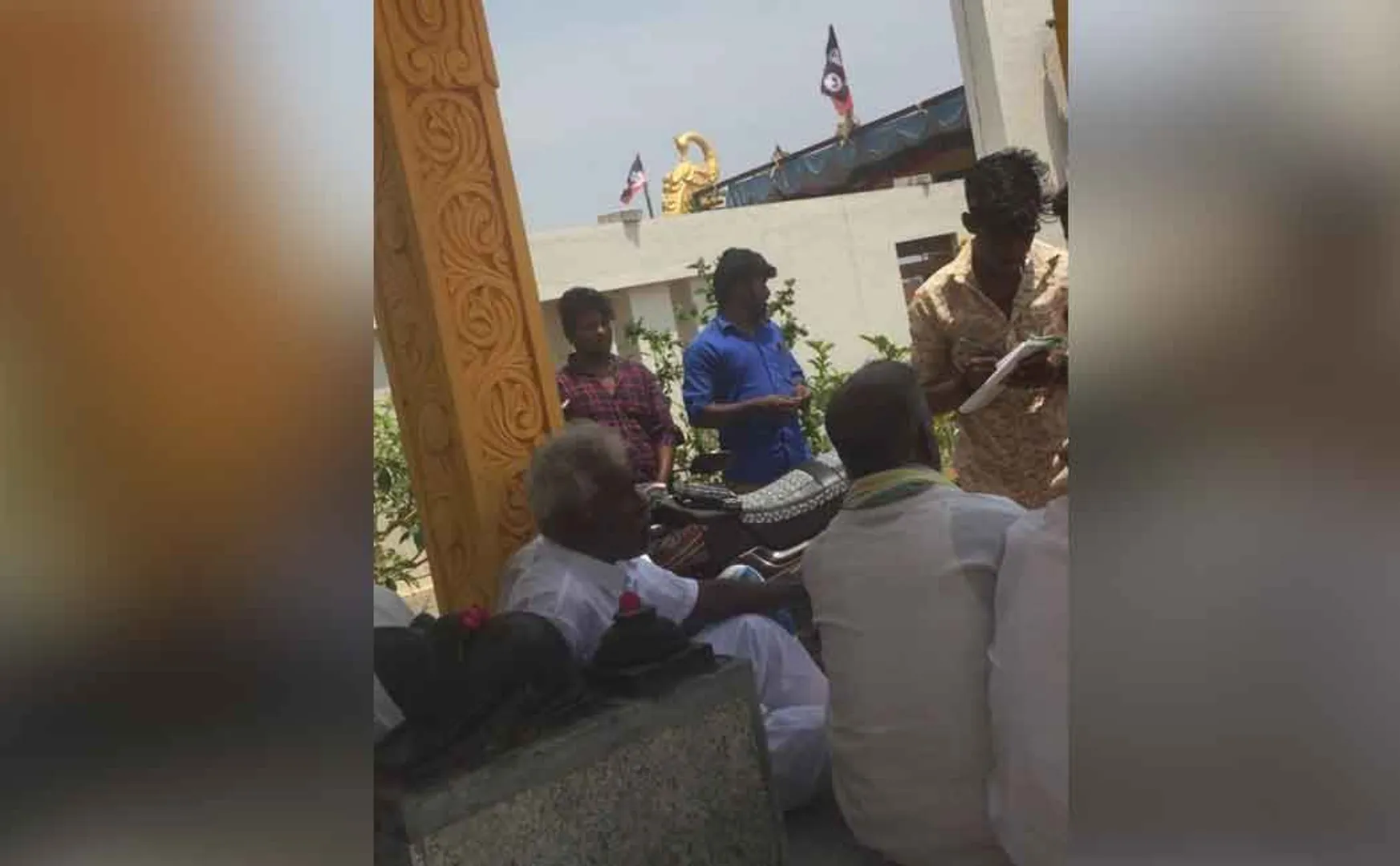 admk distrubute money to people for conducting meet