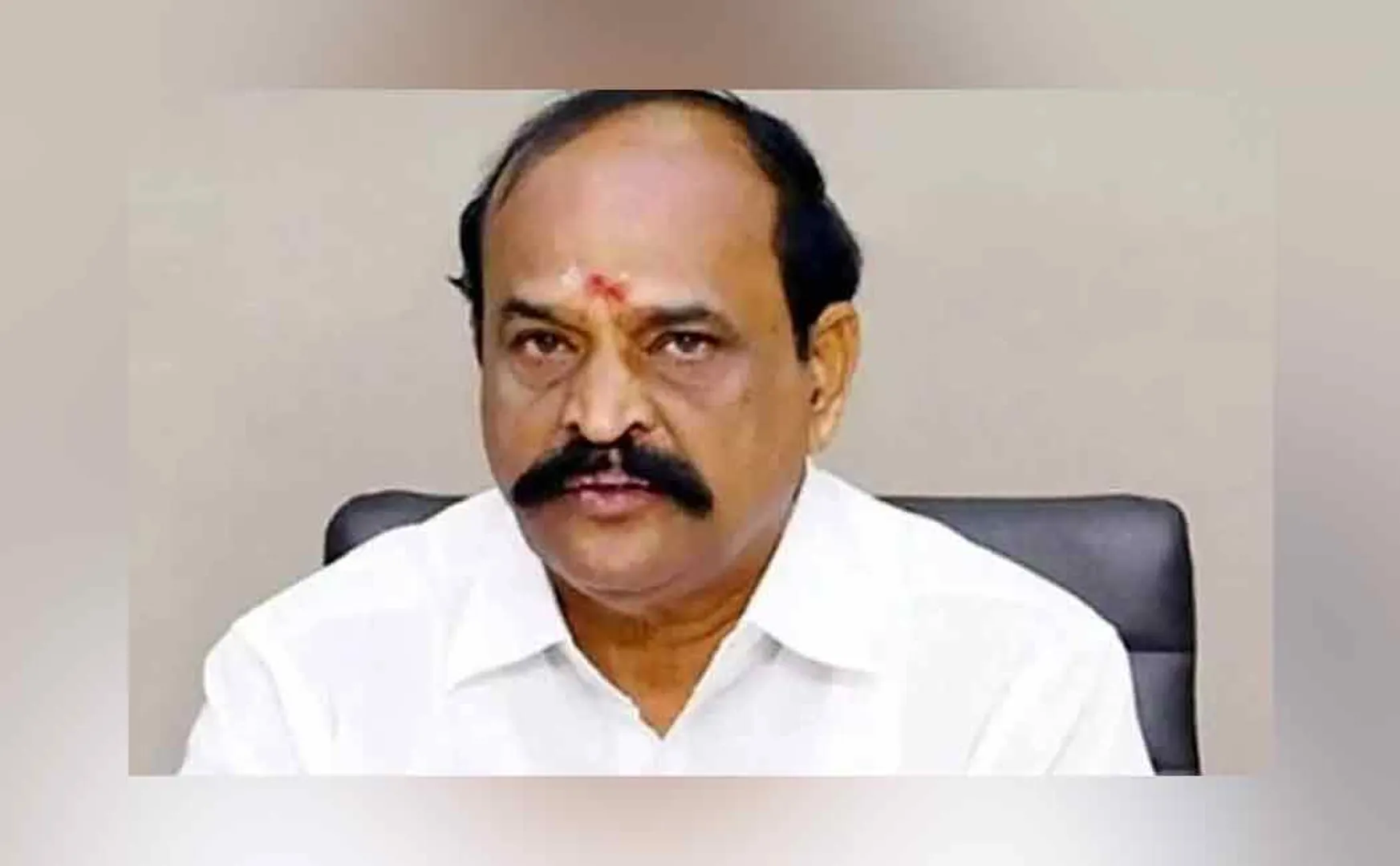AMMK members cracked crackers near Minister Kadambur Raju car 