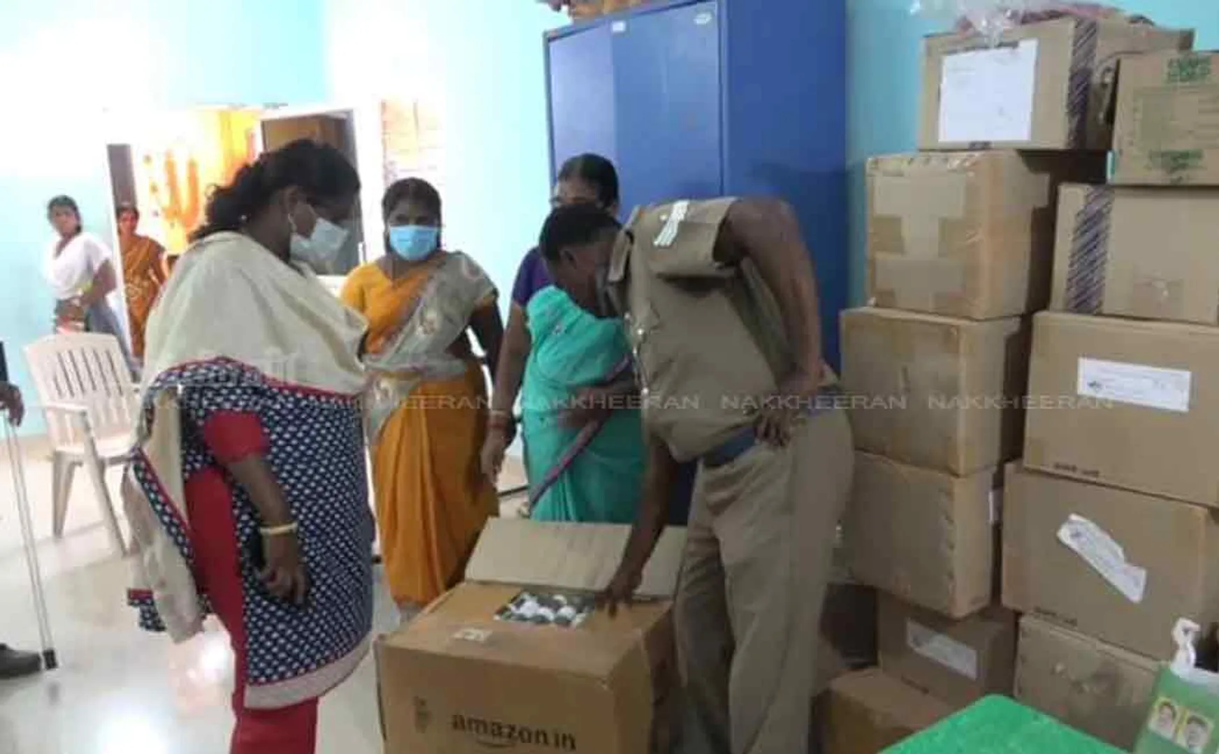 Money seized at assistant's house ..! Seized Vetti sarees .. Viralimalai constituency 