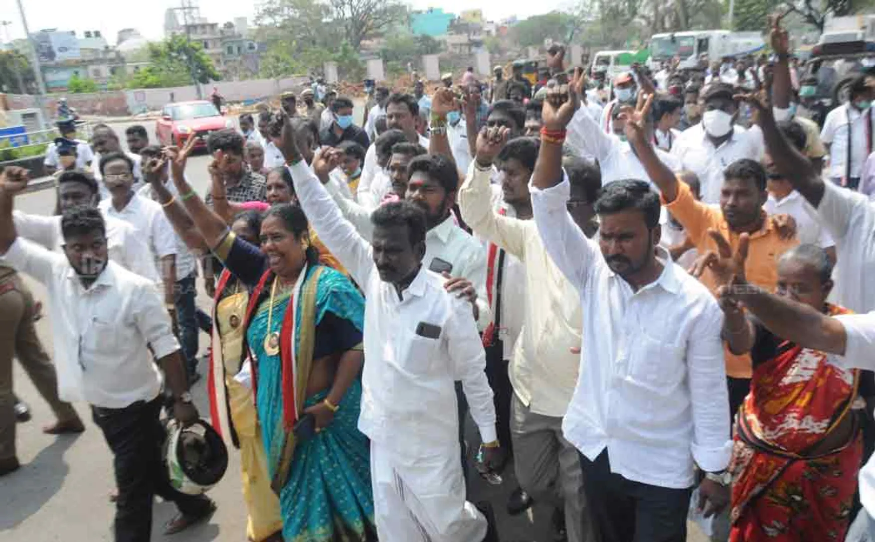 ADMK members struggle on chennai  