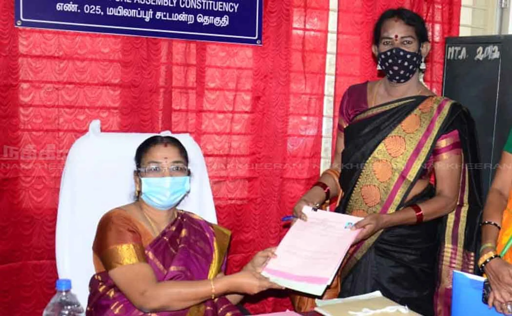 வேட்பு மனுத் தாக்கல் செய்த திருநங்கை! (படங்கள்)