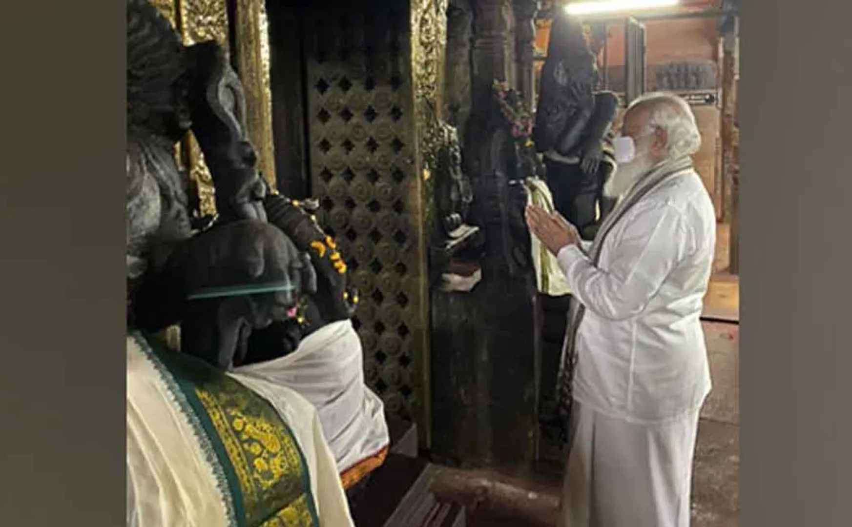 Prime Minister in traditional Tamil Nadu dress Sami Darshan with full Kumbha respect