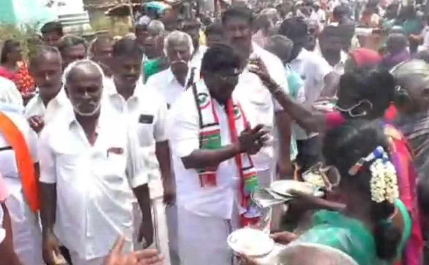  DMK complained with video proof against admk supplying money 