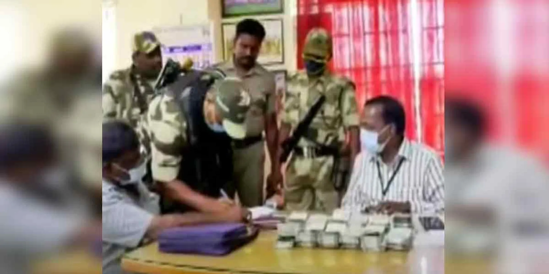 11 lakh thrown on the road ...