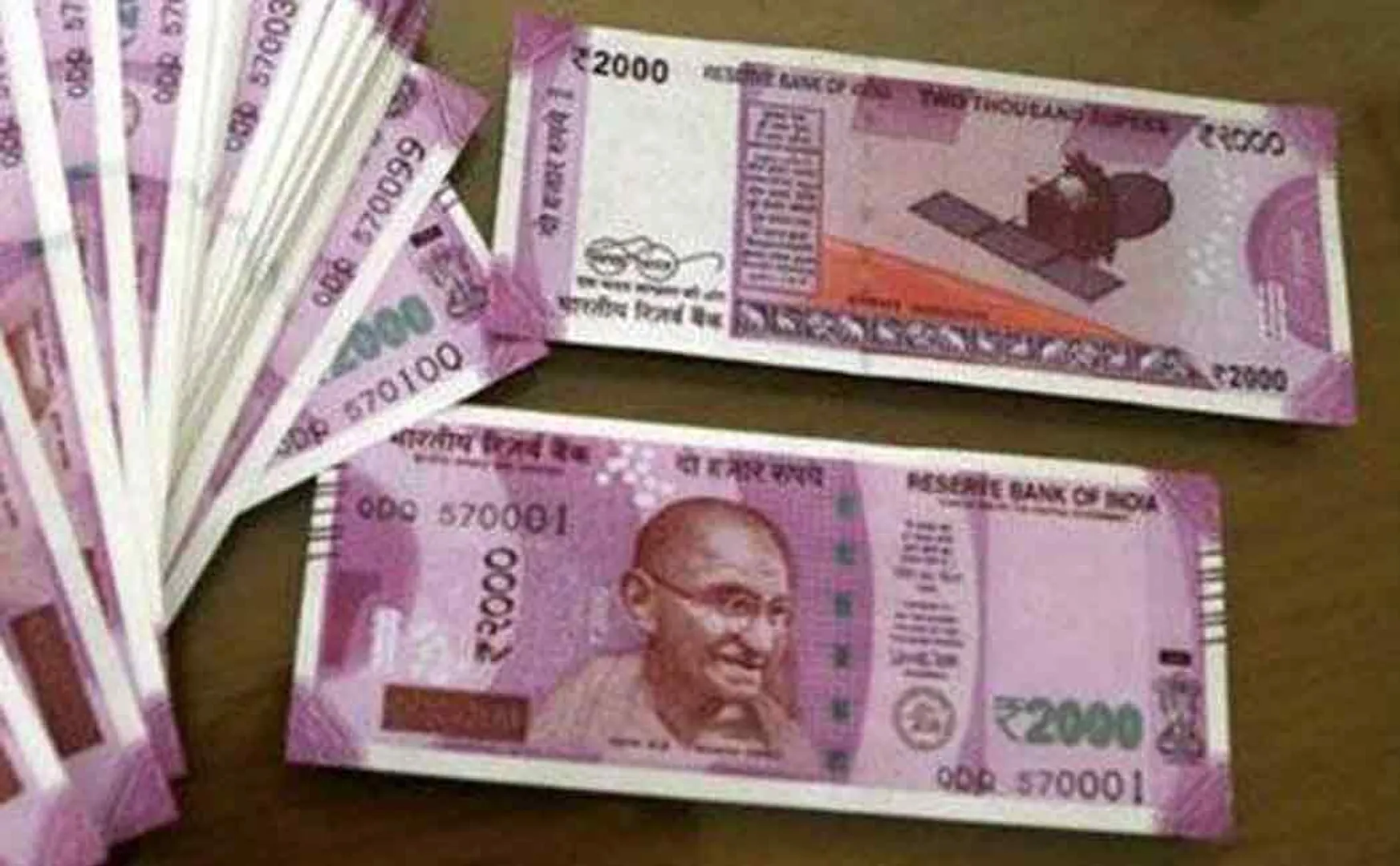 ADMK Members giving money to voters 