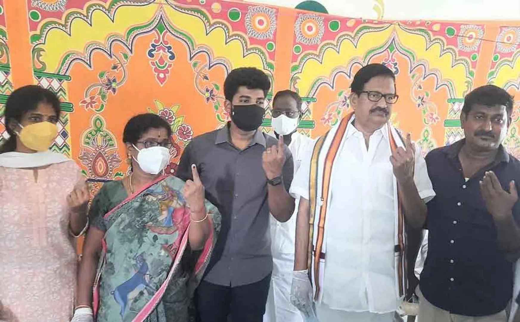 KS Azhagiri press meet after casting his vote 