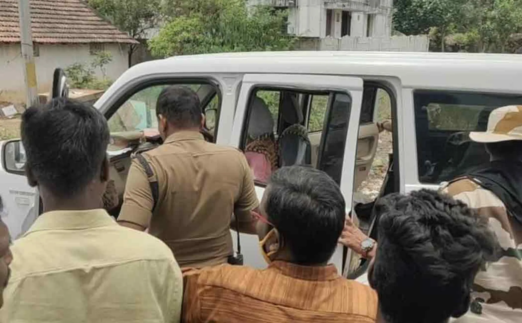 Token with voter ID card ..! ADMK member arrested 