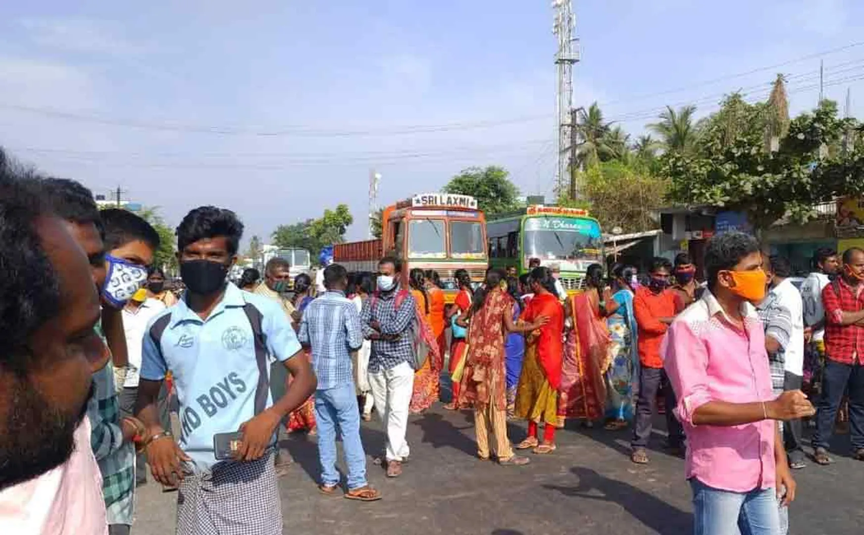 The public blocked the Trichy-Karur National Highway for about an hour ..!