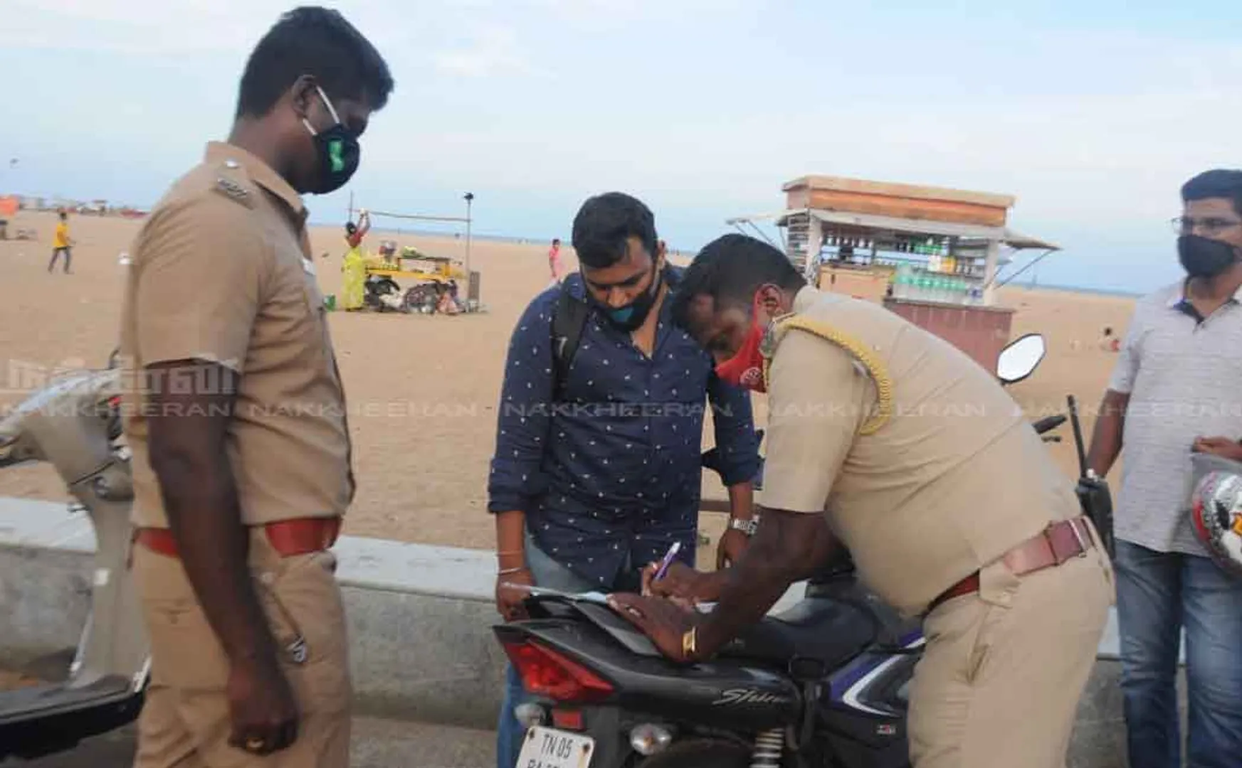 Officers fined for not wearing masks on the beach 