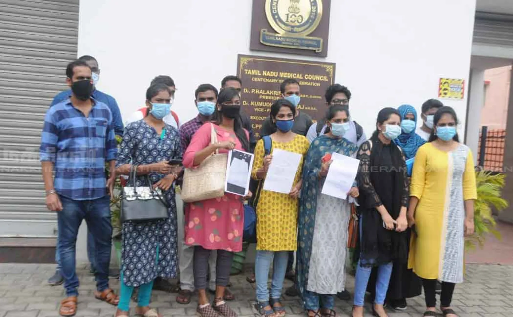 Students who struggle against the cancellation of medical training 
