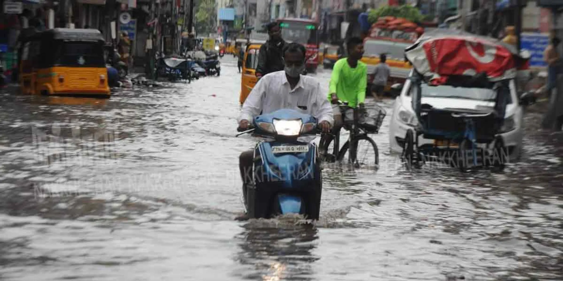 Rainwater accumulated on the road in Chennai! (Pictures)