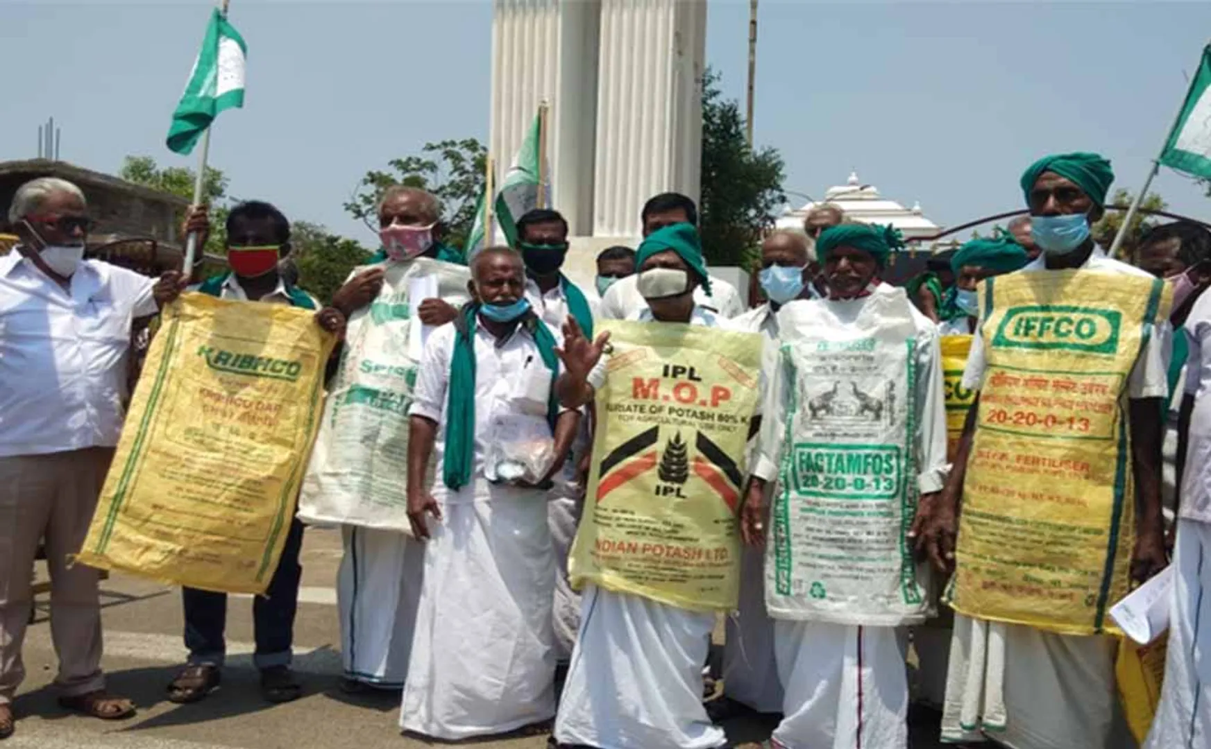  Fertilizer price hike: Tamil Nadu Farmers Association submits petition to District Collector!