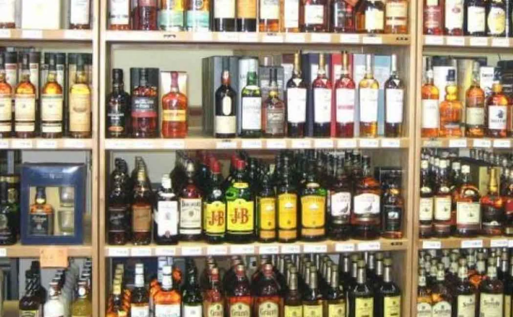 Mysterious persons who stole liquor worth one and a half lakh