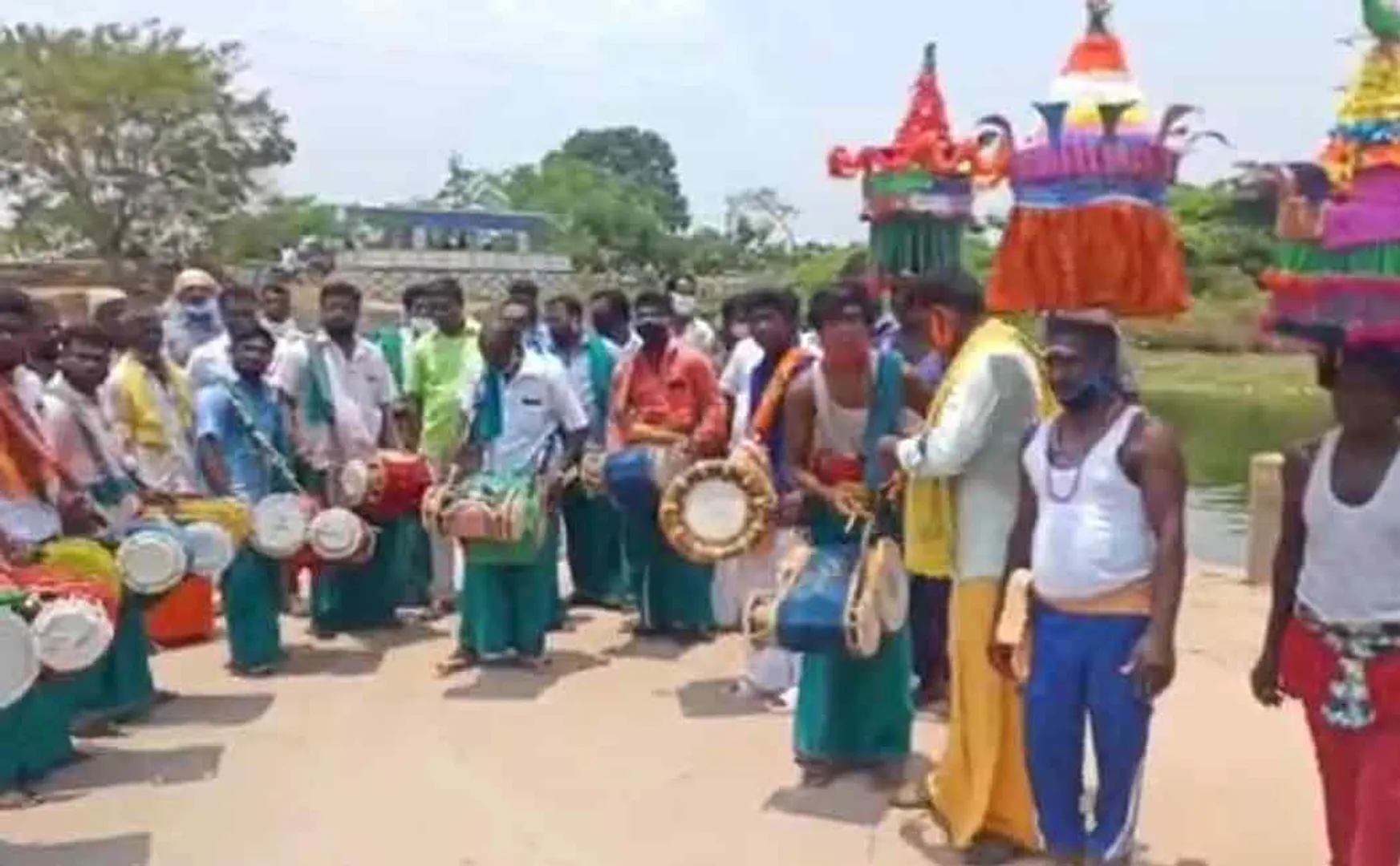 "Folk artists should be given Rs 10,000 per month" Folk artists petition to the District Collector!