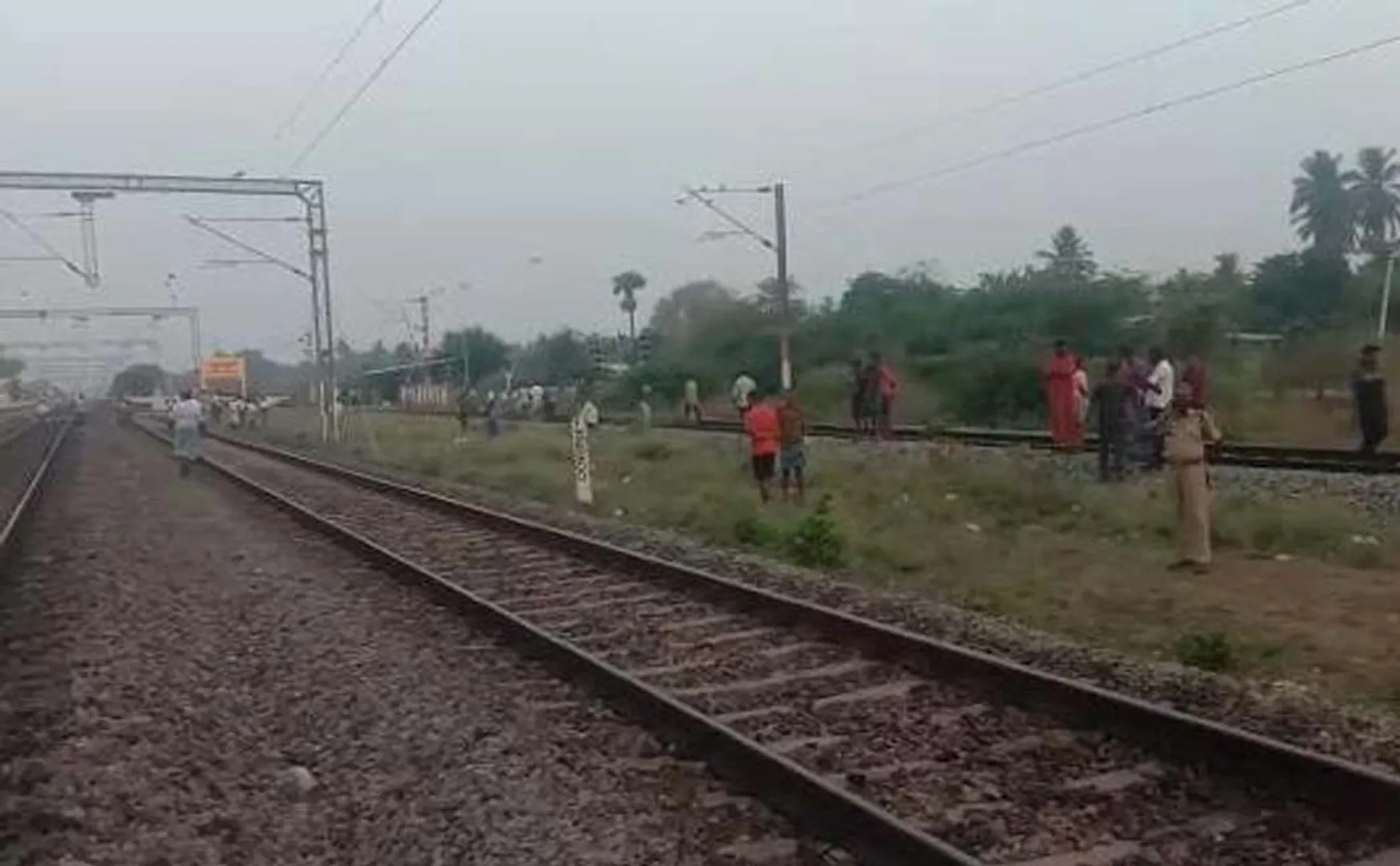 railway track incident police investigation in vellore district 