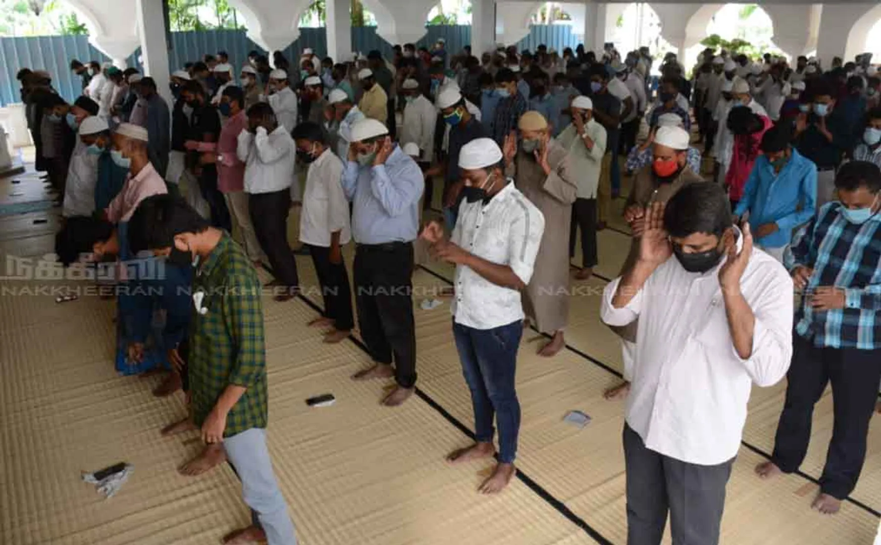 Islamists engaged in prayer with corona restrictions