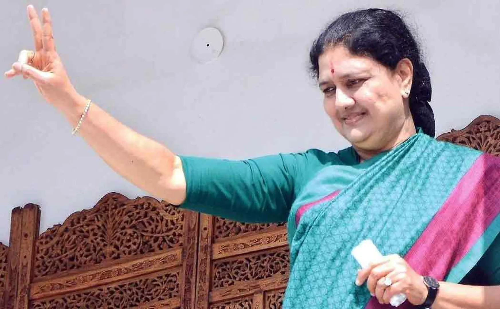 Who owns AIADMK? Sasikala, Dinakaran  