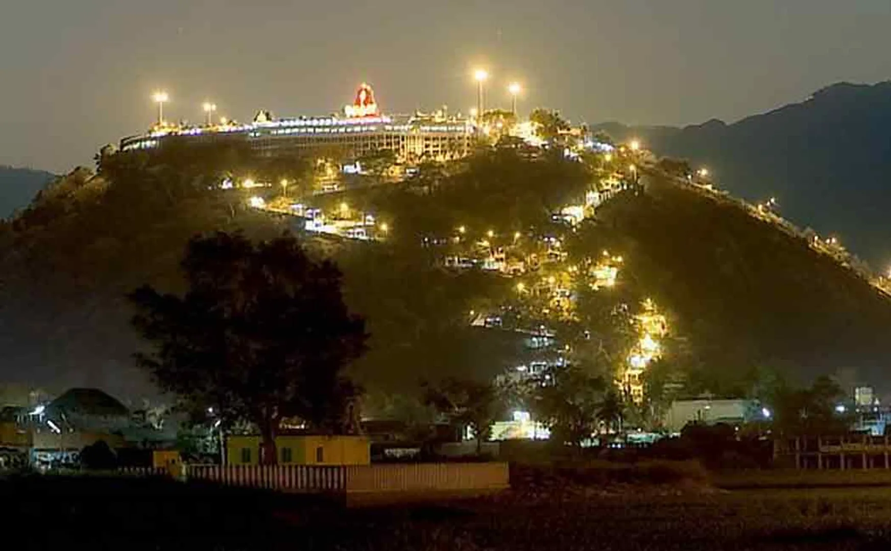 Ban on devotees! Murugan devotees worshiping at the foothills!