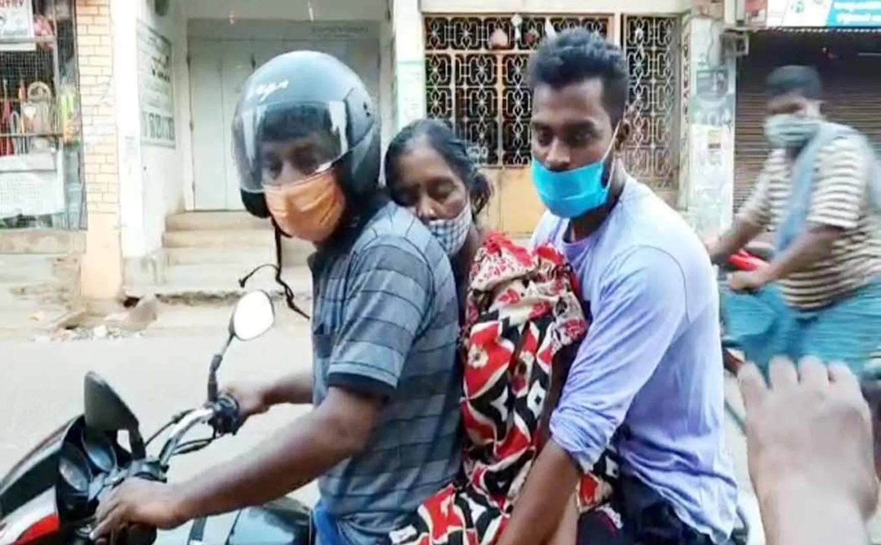 andhra pradesh women incident son bike coronavirus hosptial doctors 
