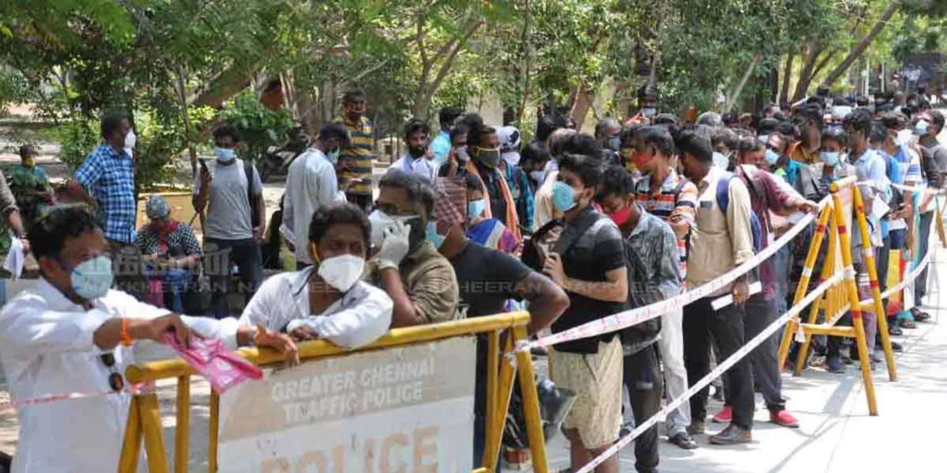  People waiting for Remteciver at the end of time... Arguing with police!