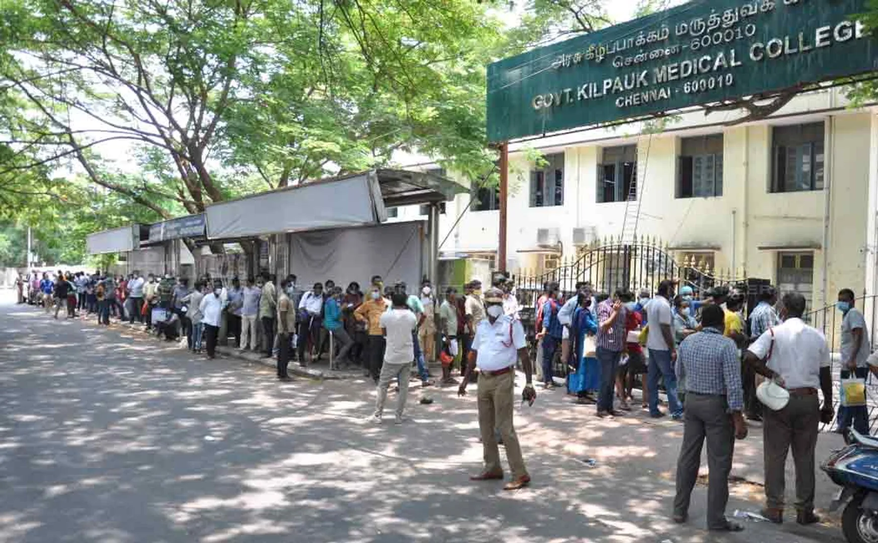 People waiting for Remdeciver medicine in chennai 