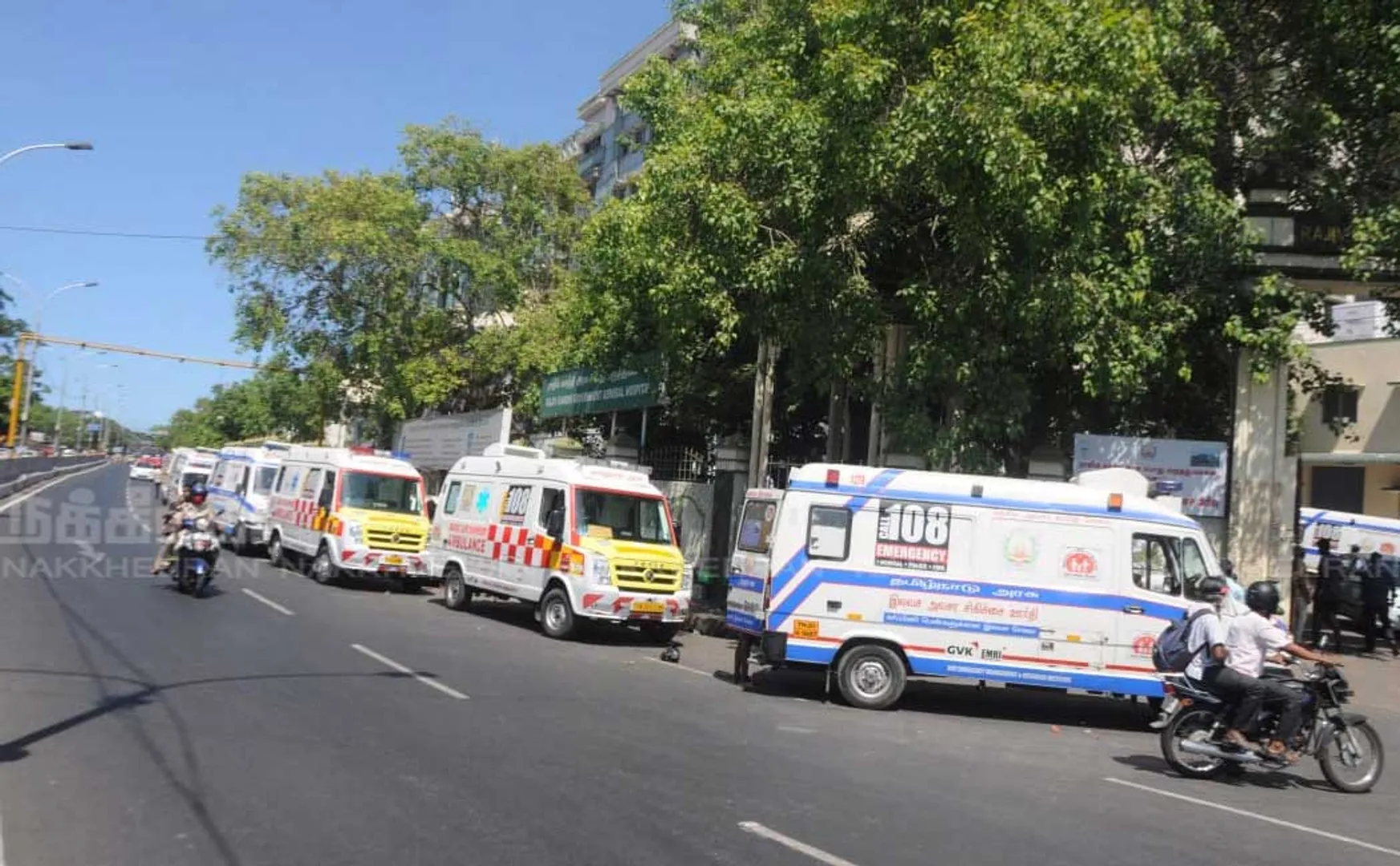 Corona patients waiting for treatment in the ambulance 