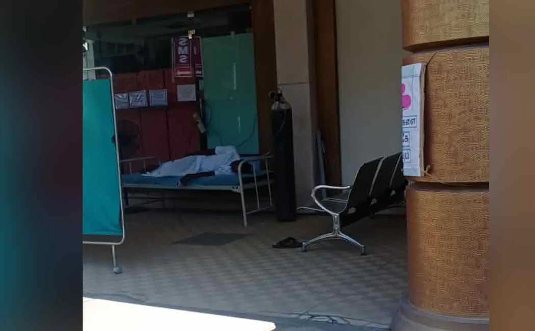 Corona infected patient receiving treatment on the veranda without a place in the hospital ..!