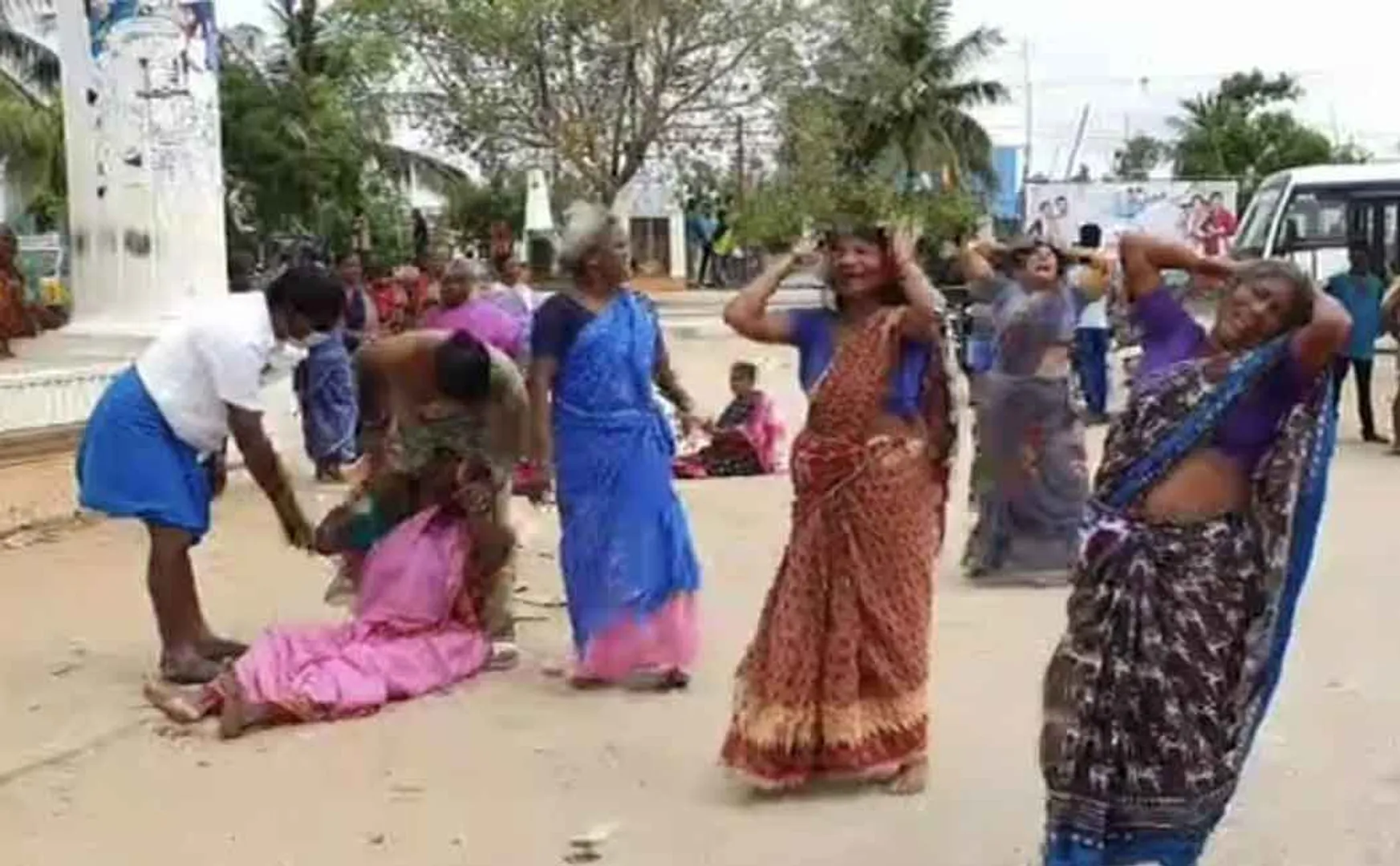 Ten fishermen stranded in the middle of the sea caught in a storm; Relatives to cry