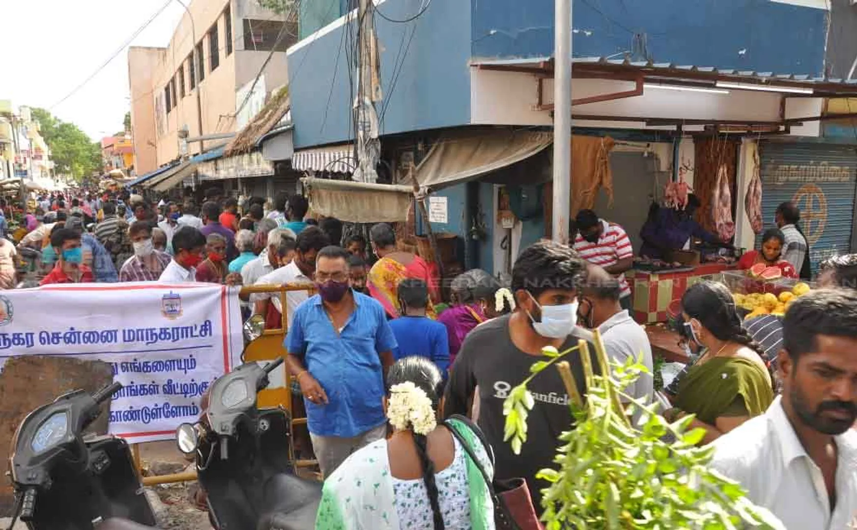 People who flew the restrictions in the air and gathered in the market 