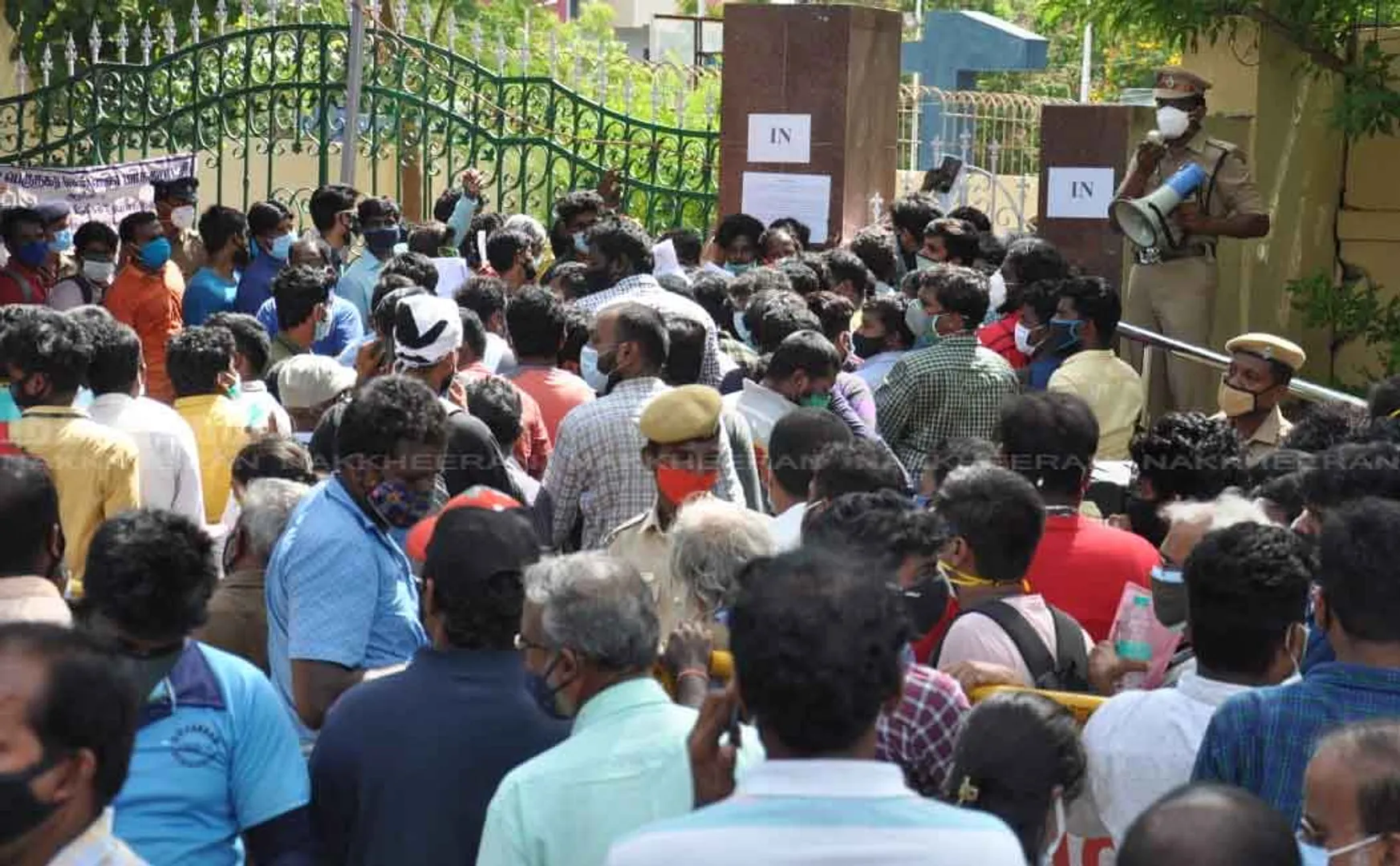 People crowded to buy medicine for corona 