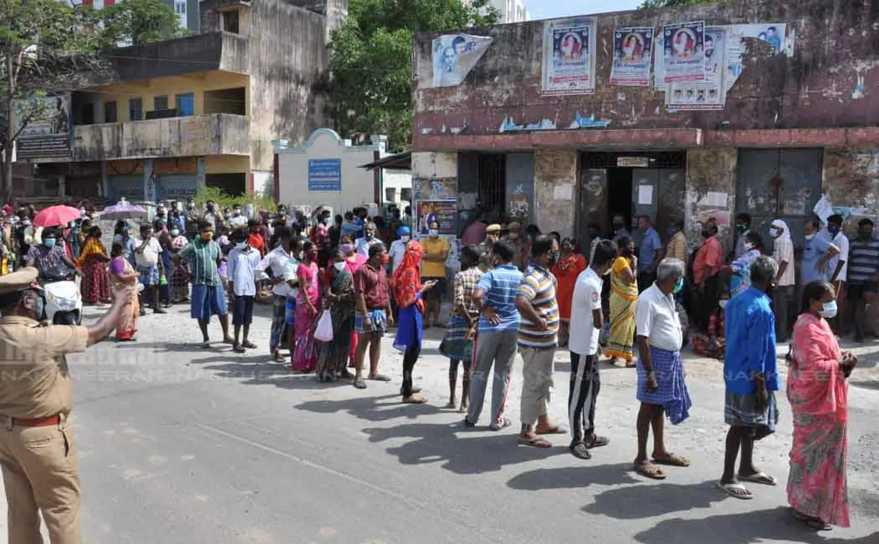 People flocking in ration shops to get corona relief 