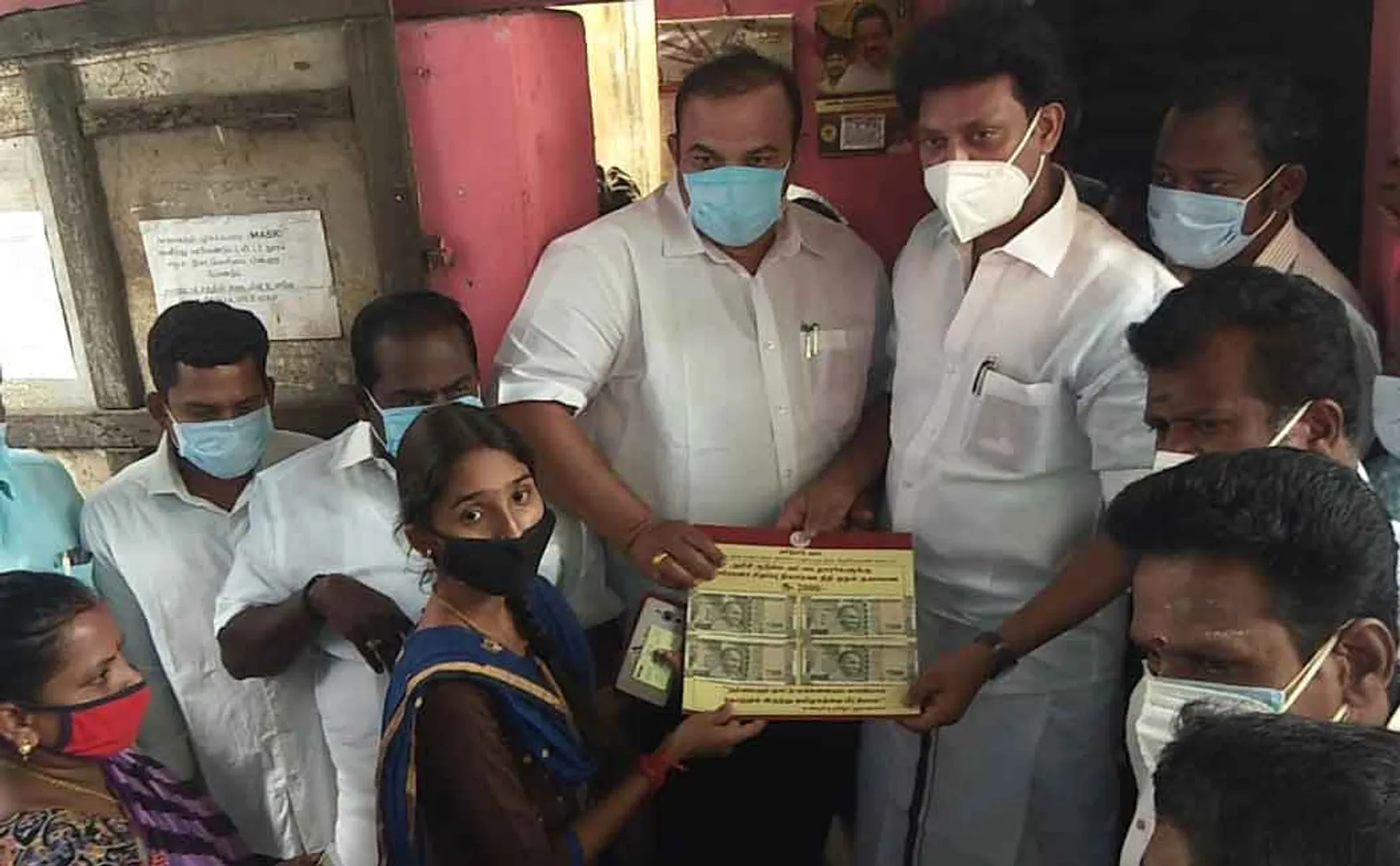 The ministers who went directly to the ration shop and gave the corona relief amount 
