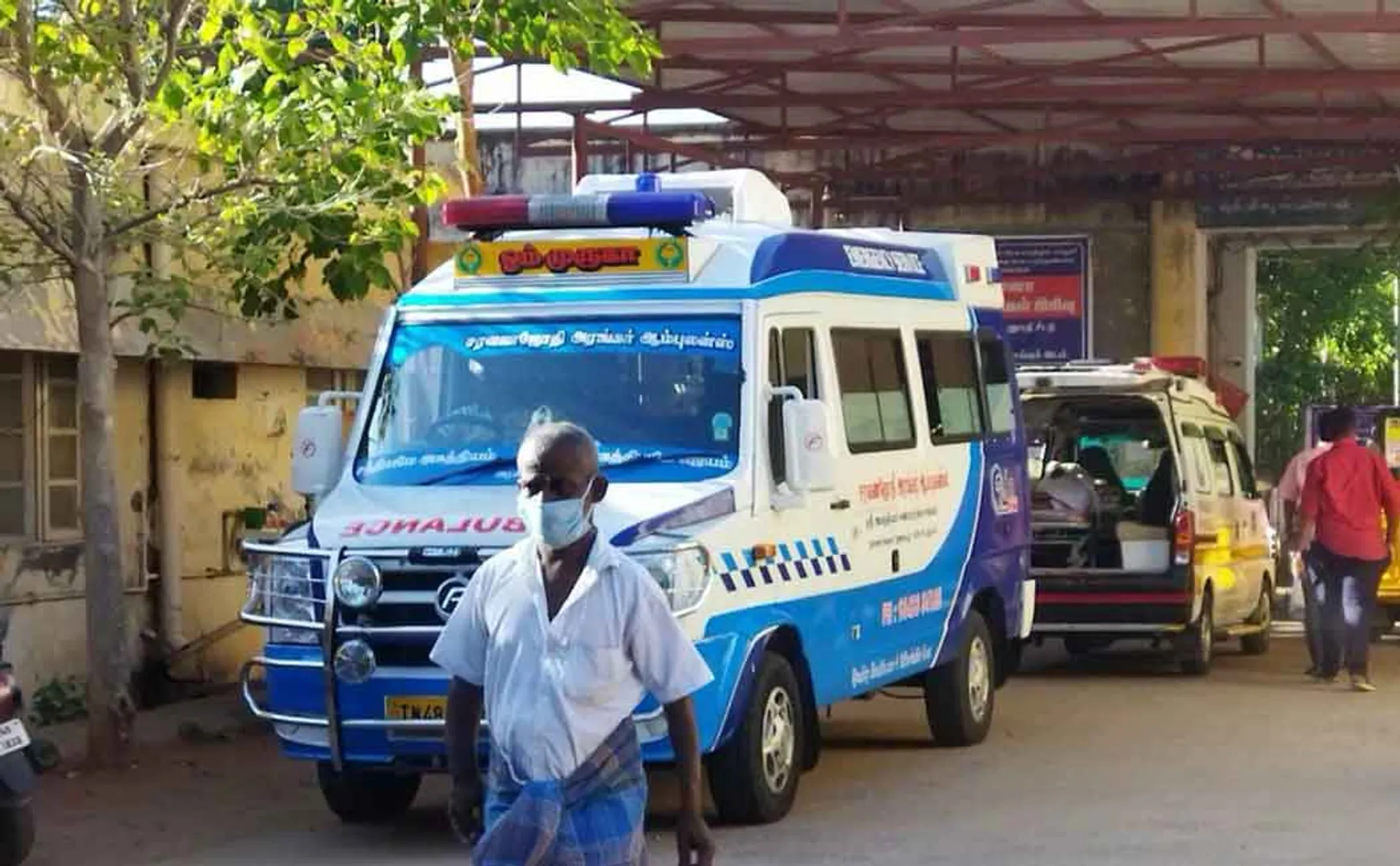 Bed shortage due to increase in number of patients! Patients waiting in the ambulance