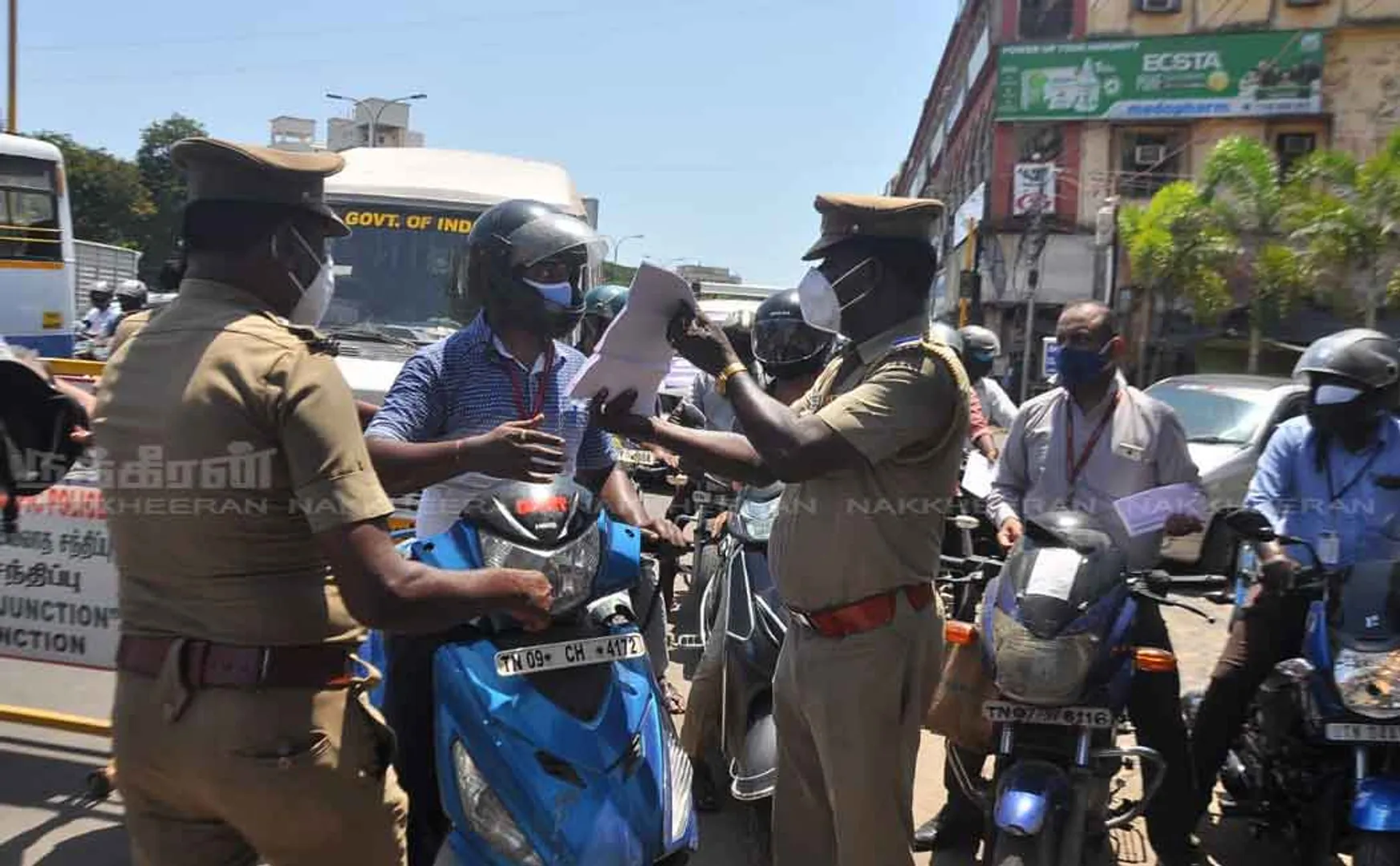 Vehicles that went through the crowd; Detained policemen 