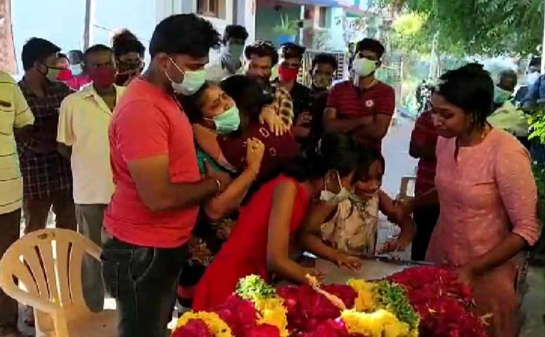 Actor Nitish Veera's family cries after seeing his body ..