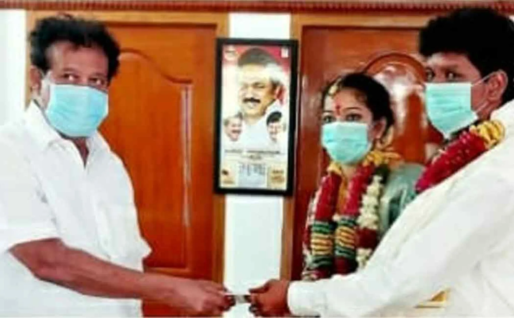 The bride and groom who provided corona relief funds at the wedding ..!