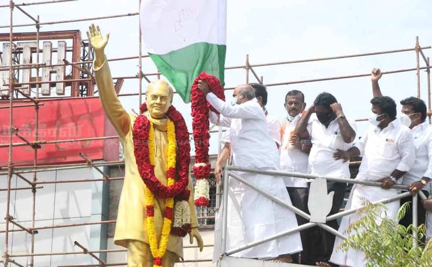 Congress pay homage to Rajiv Gandhi statue 