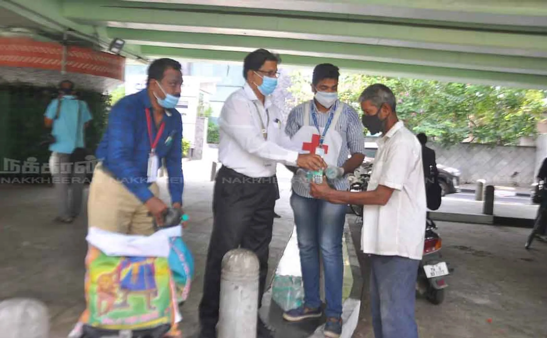 Volunteers who help the hungry people by giving food 