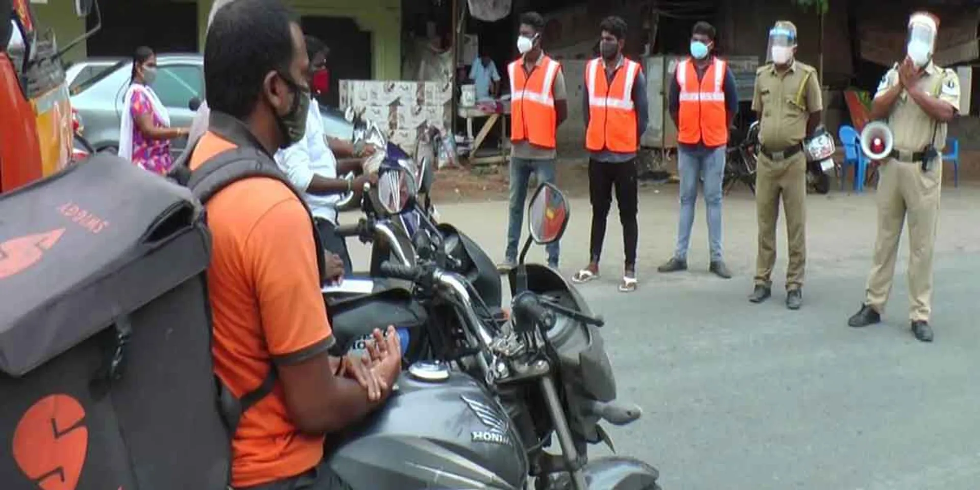 "No one from Tamil Nadu should come to Puducherry unnecessarily," the policeman begged