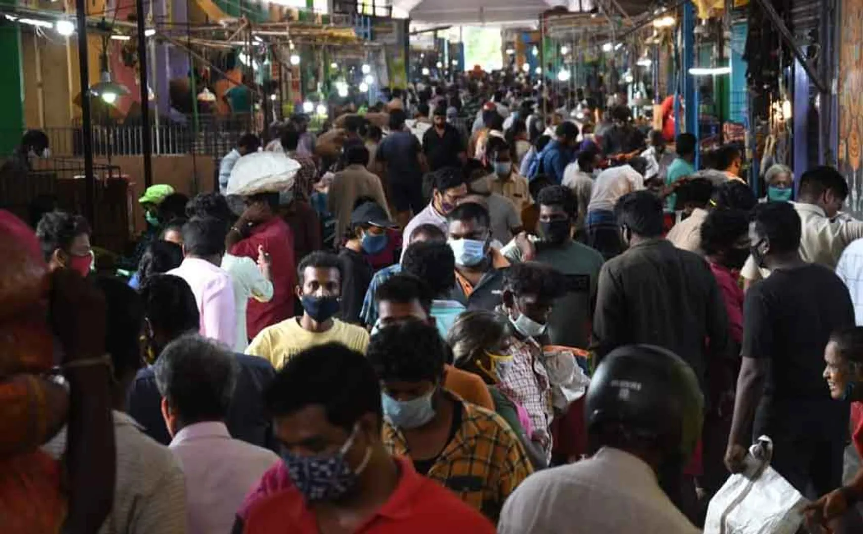 A crowd of people who did not rest until night; Merchants who have raised prices