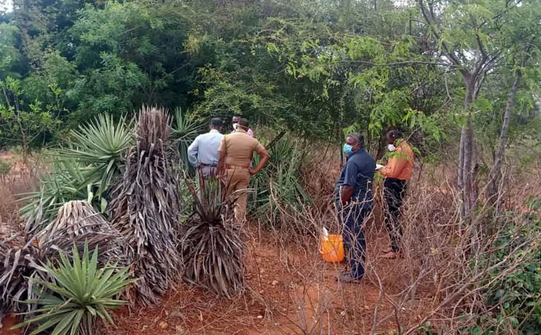 Discovery of 8 unexploded rocket launchers - Bomb experts research