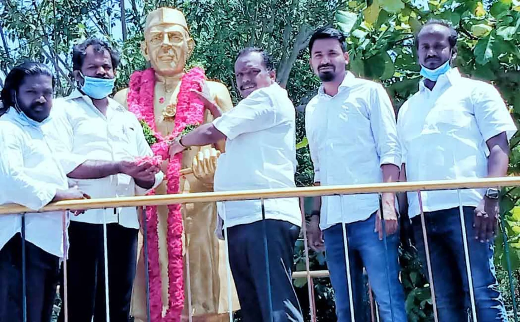 Jawaharlal Nehru Memorial Day; Worship the statue by flower garlands 
