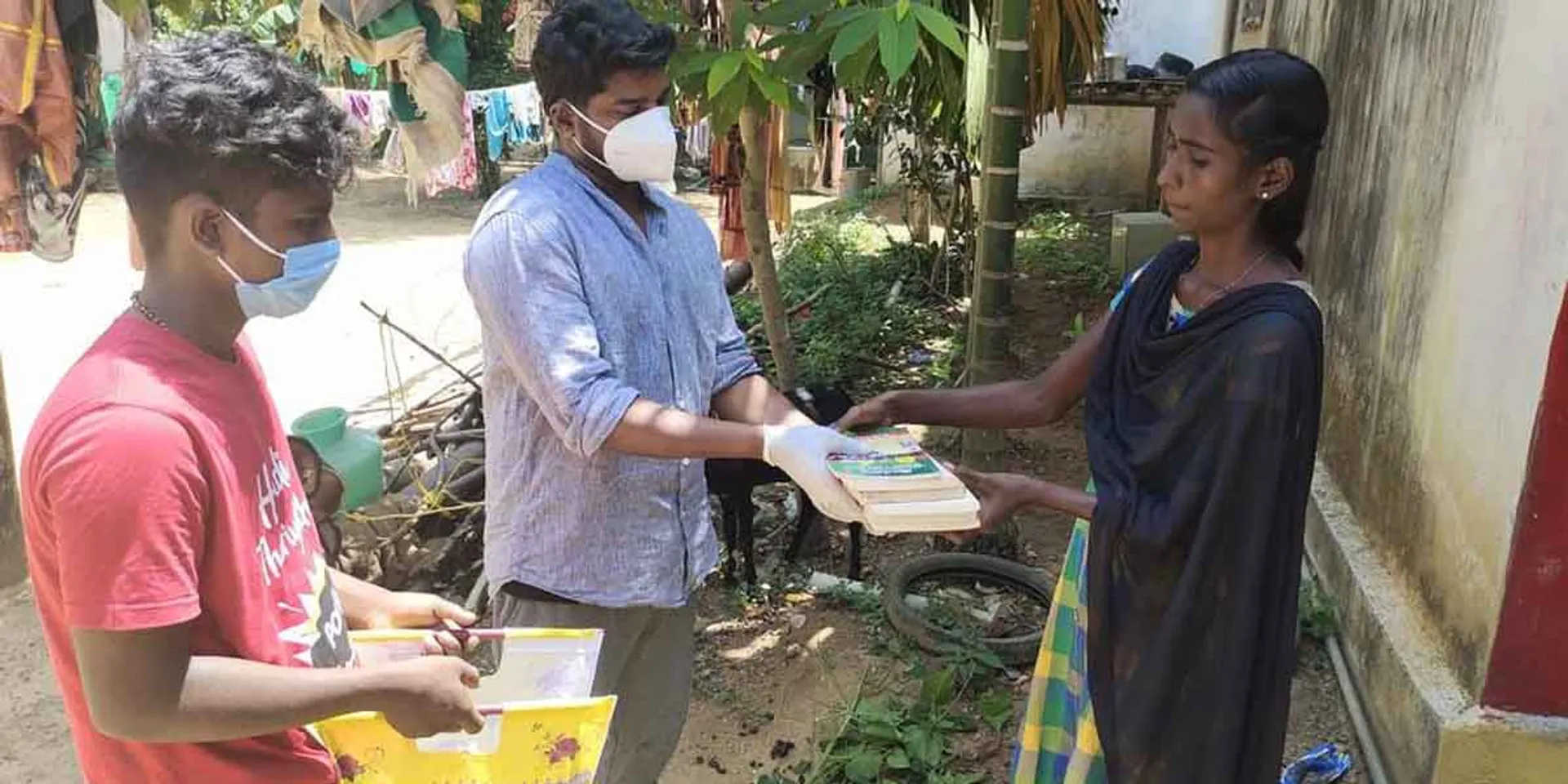 '' Do not immerse yourself in the cell phone in the media ... '' Cell phone shopkeeper who gives books to search the house