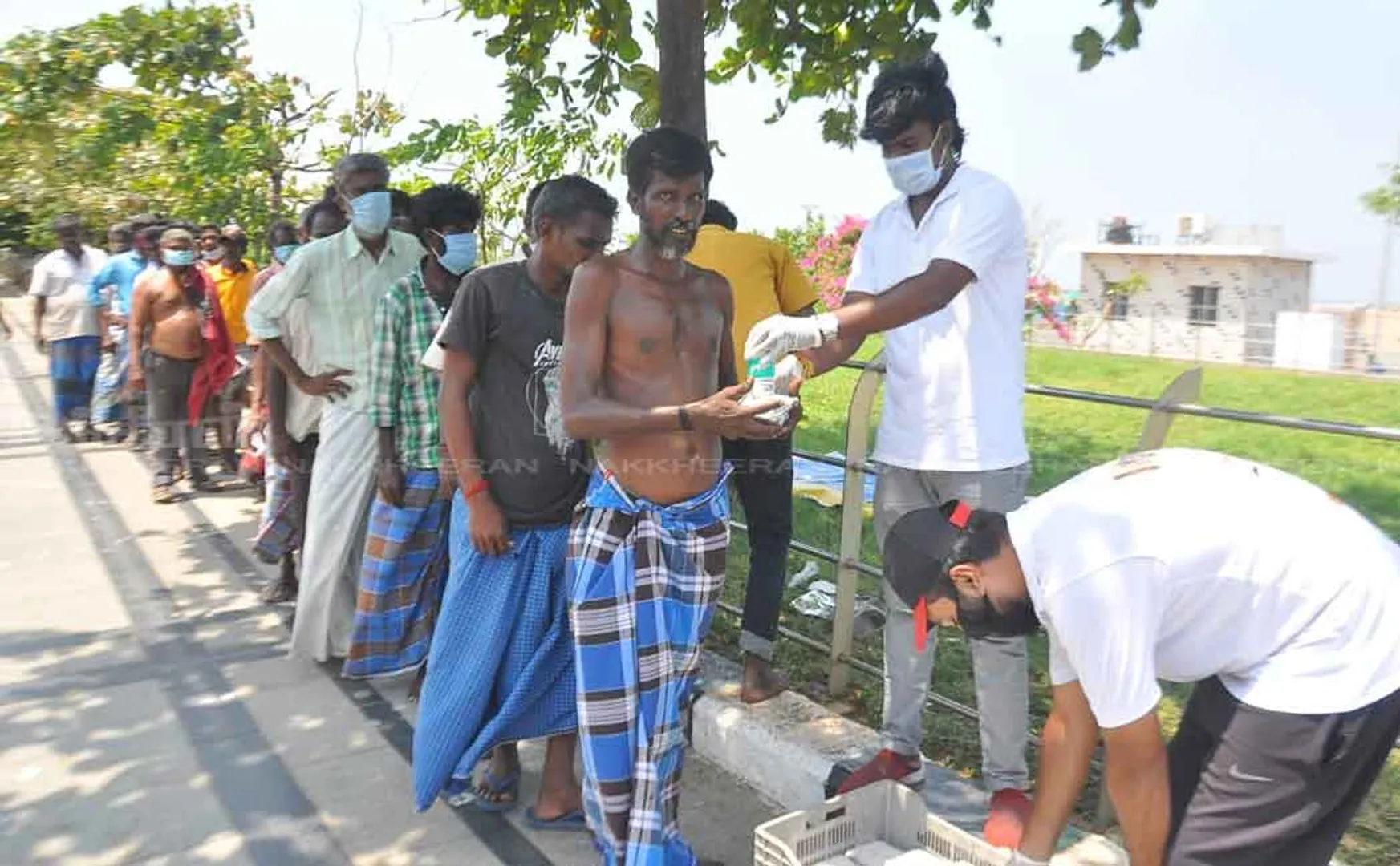 DMK youths who provided food to those on the road 