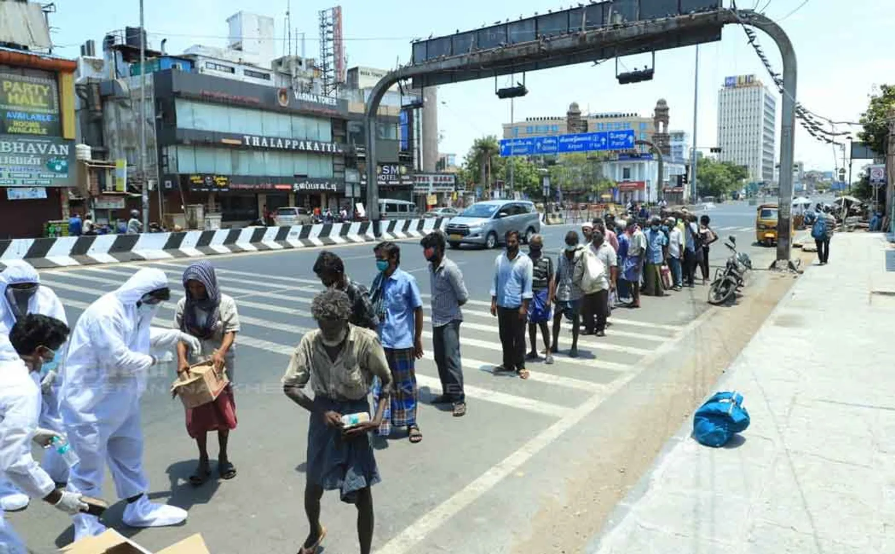 பசித்தோர்க்கு உணவளிக்கும் தன்னார்வலர்கள்..! (படங்கள்)
