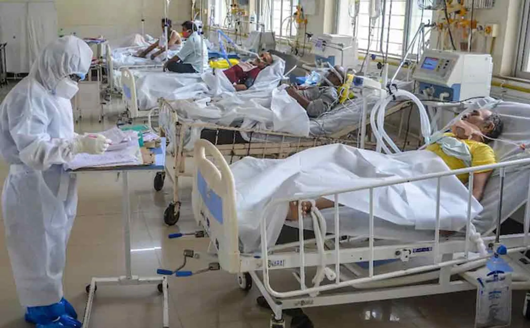 youtubers on the field to help the hospital  
